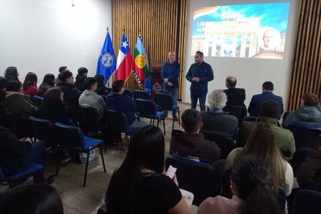Conferencista alemán comparte su vida y la realidad de su país durante la llamada Guerra Fría en UNAP Sede Victoria