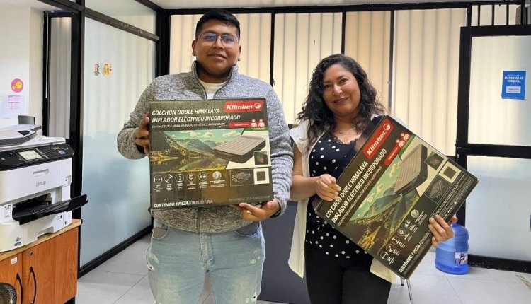 Entrega de regalo de Navidad para adultos