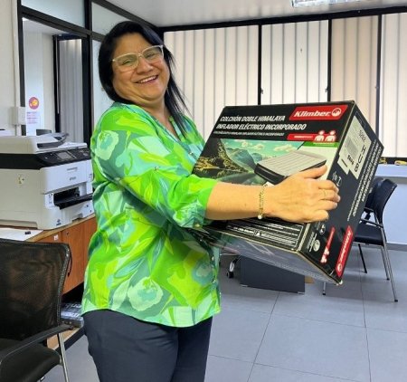 Entrega de regalo de Navidad para adultos