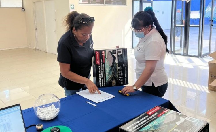 Entrega de regalo de Navidad para adultos