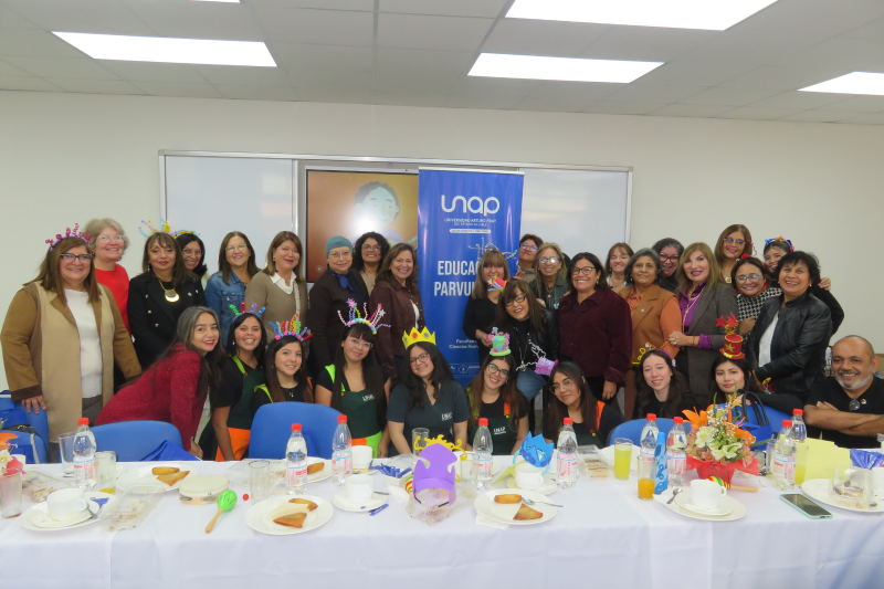 Primera generación de Educadoras de Párvulos de Tarapacá recibe homenaje en la UNAP