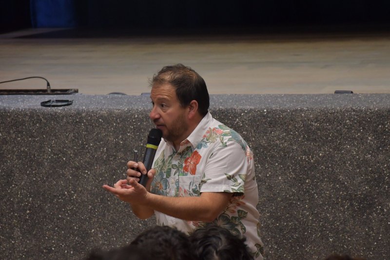 Divulgador científico Dr. Gabriel León llamó a estudiantes de Iquique y Alto Hospicio a “enamorarse” de una idea y explorarla con profundidad